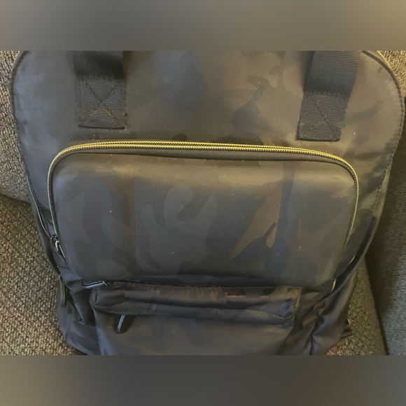 Tommy bahama dark camouflage black & grey multi pocket backpack! - Picture 3 of 13